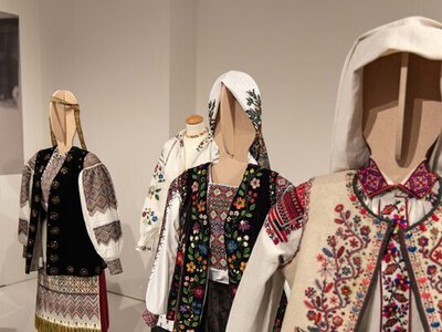 У Любляні відкрилася виставка 40 автентичних українських строїв із родинними історіями