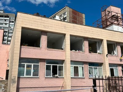Побиті автівки та розтрощена амбулаторія. росіяни вдарили по Голосіївському району Києва
