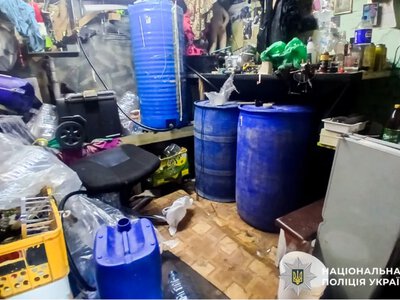 У рівнянина в гаражі та складі в Оржеві знайшли 500 літрів фальсифікованого алкоголю