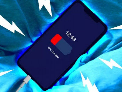 Чи безпечно спати поруч із телефоном, що заряджається: коротке пояснення фахівця