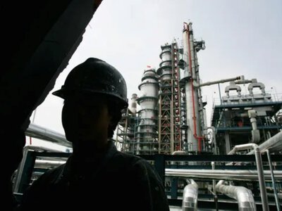 Bloomberg: Нафтопереробка в Росії обвалилася до мінімуму за 16 років через удари та зупинки НПЗ