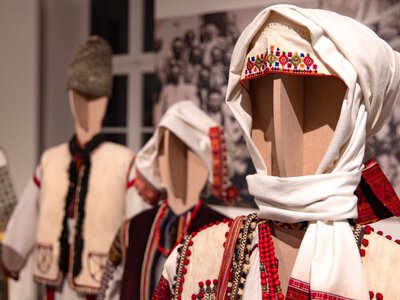 У Любляні відкрилася виставка 40 автентичних українських строїв із родинними історіями