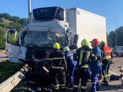 Смертельна ДТП на Київщині: водій вантажівки загинув після зіткнення з двома фурами