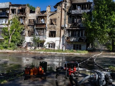  Вночі російські військові атакували дроном багатоповерхівку в Херсоні, є загибла та поранені 