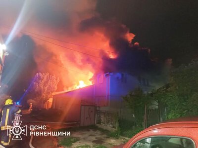 У Рівному вночі горів чотириквартирний будинок: постраждав чоловік