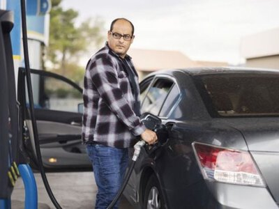 Ціновий розрив на АЗС: скільки коштує заправити авто на початку літа та як зекономити на пальному