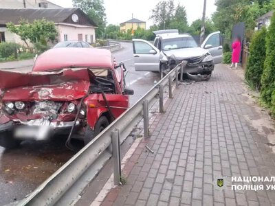На Рівненщині через виїзд іномарки на зустрічну смугу госпіталізували водія