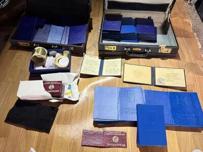  На Київщині викрили масштабну мережу фальсифікаторів документів 