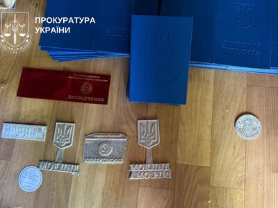 В Україні затримали злочинну групу виробників фальшивих документів (ФОТО)