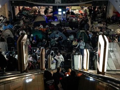 На тлі скандалу: кияни створили петицію про заборону наметів у метро під час тривог