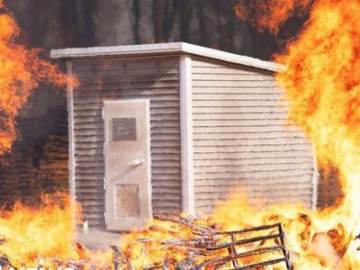 У Каліфорнії, після пожежі, що знищила її дім, жінка будує вогнестійкі укриття