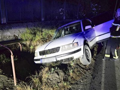На Берегівщині легковик Volkswagen злетів у кювет, постраждав 27-річний пасажир (ФОТО)