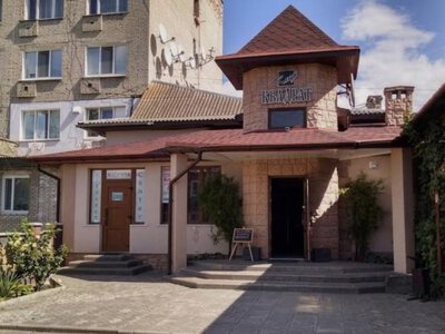 Суд виніс вирок перукарці терцентру, яка в рожищенському барі кинула келих у жінку