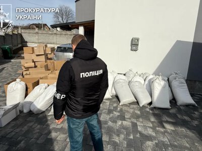 Чоловікам, які фасували та продавали фальсифікований тютюн на Рівненщині, загрожує до 8 років ув'язнення