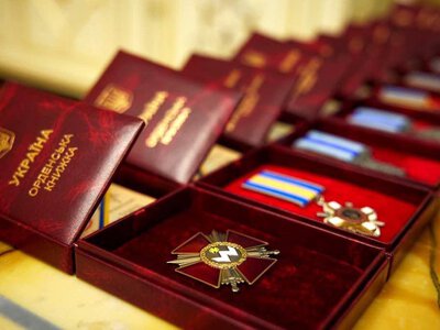 Зеленський нагородив ще 373 військових Сил оборони України, 181 з них – посмертно