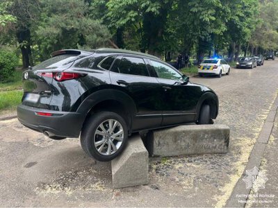 У Рівному водійка Mazda врізалася в бордюр