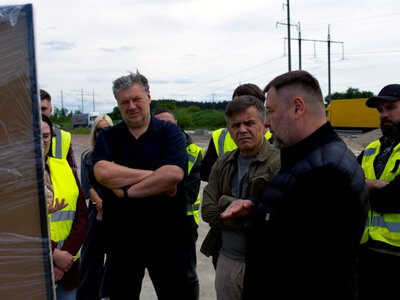 Сухомлин та Кулеба оглянули хід реконструкції дороги між Житомиром та Хмельницьким, яку будує турецька компанія
