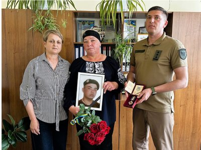  У Лосинівці матері загиблого захисника Михайла Коваля вручили його посмертну нагороду – орден «За мужність» 