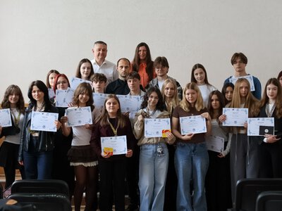 Понад 100 школярів Буковини позмагалися у написанні есе англійською на конкурсі «Speak Your Mind»