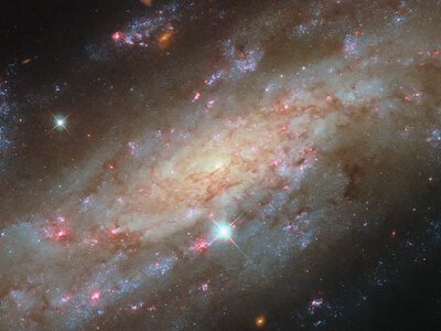 Фото дня: телескоп Hubble показав спіральну галактику в системі, схожій на Чумацький Шлях