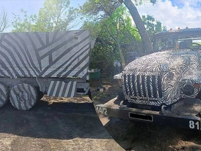 Допомагають українським дронам: росіяни специфічно маскують вантажівки, які їдуть з Криму