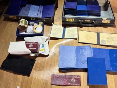 На Київщині викрили мережу підробки документів: 15 учасників, 31 обшук і вилучені печатки