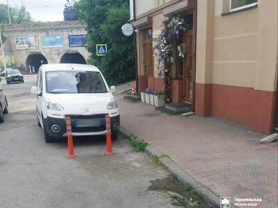  У Тернополі демонтують самовільно встановлені паркувальні бар’єри, стовпці та шлагбаум 