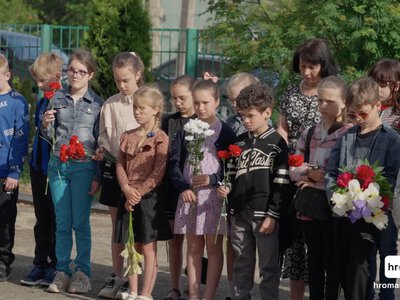 Квіти на порожній парті: Коростишів у сльозах згадує трьох дітей, чиє життя обірвала російська ракета