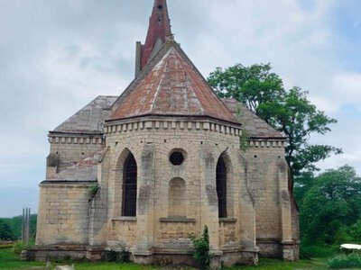 З попелу корчми до неоготичної краси: як громада врятувала таємничий костел у Демні