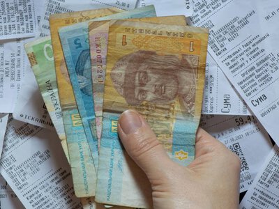Якими гривнями більше не можна розрахуватись у магазинах: їх не візьмуть на касі — PMG.ua