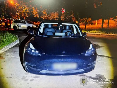 Водій Mercedes викрав Tesla на АЗС в Оболонському районі Києва