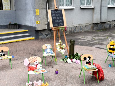 Дзвіночки та білі янголи: у Бердичеві пройшла акція вшанування загиблих українських дітей