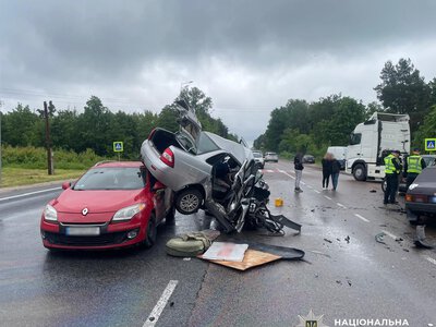 Масштабна автотроща за участі чотирьох машин у селищі Гуйва: є загиблий та багато поранених. ФОТО