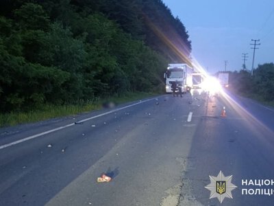 Неподалік Сваляви зіткнулися вантажівка та мотоцикл: у поліції розповіли деталі (ФОТО)