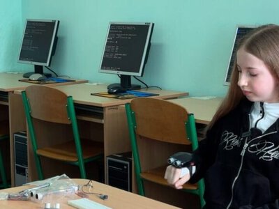 Школярка розробила доступний пристрій для безпечного пересування людей із порушенням зору