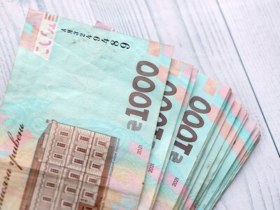 Зарплата жінок менша, ніж у чоловіків: що відомо про оплату праці українців у 2026 році