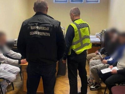 На Прикарпатті судитимуть п’ятьох чоловіків за крадіжки з банківських рахунків 33 українців