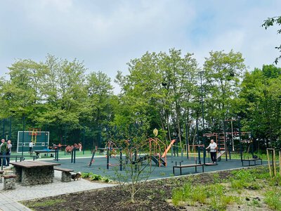 У найбільшому парку Львова відкрили інклюзивний спортмайданчик