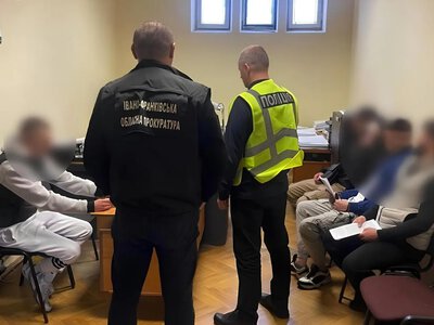 На Прикарпатті судитимуть п’ятьох чоловіків за крадіжки коштів у пенсіонерів та військових