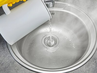 Не сода і не оцет: що допоможе, якщо вода погано стікає в раковині - На пенсії
