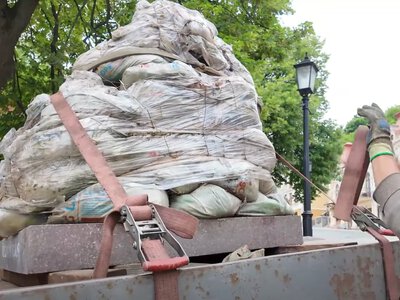 Поїхав у вантажівці: у Києві радикально вирішили долю пам'ятника Булгакову (відео)