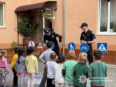 Від правил дорожнього руху до захисту в інтернеті: у Мукачеві поліцейські провели незвичайний день безпеки для дітей