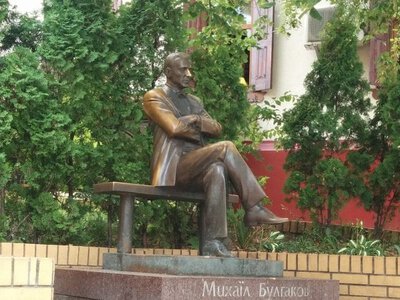 У Києві демонтували пам'ятник Михайлу Булгакову на Андріївському узвозі