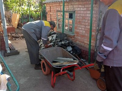 У Нікополі комунальники ліквідовують наслідки обстрілів та впорядковують місто
