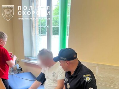 Коли рахунок ішов на хвилини: поліцейський охорони допоміг туристу дістатися лікарні