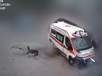 Росіяни вдарили дроном по кареті “швидкої” в Херсоні, постраждали медпрацівники