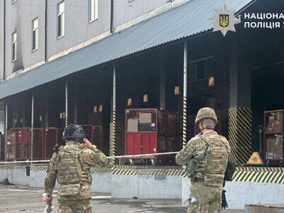 У Києві на поштовому терміналі на Оболоні стався вибух: є загиблий та поранені