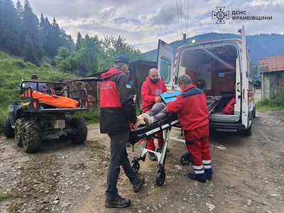 Рятувальники надали допомогу травмованій туристці на маршруті «Довбушеві Комори»
