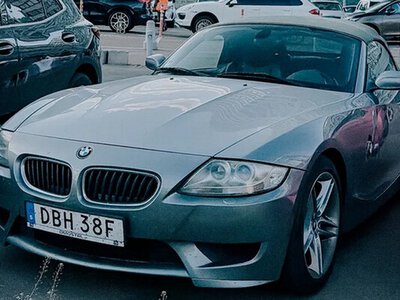 У Києві помітили раритетний заряджений спорткар BMW 2000-х на бляхах (ФОТО)