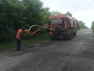 На Прикарпатті тривають роботи з ліквідації аварійної ямковості на дорозі Р-20 Тязів — Старі Кути